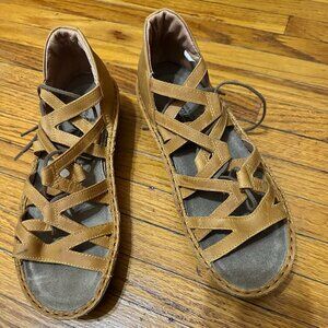 Naot Yarrow- NWOT leather roman sandles sz 8